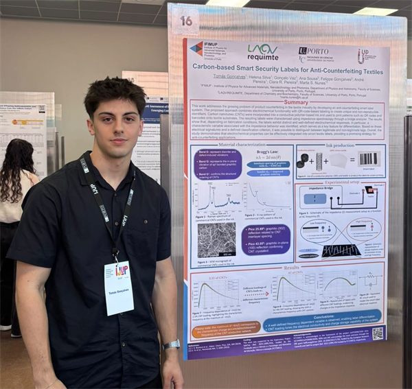 Tomás Gonçalves ao lado de um poster científico sobre etiquetas de segurança à base de carbono para têxteis